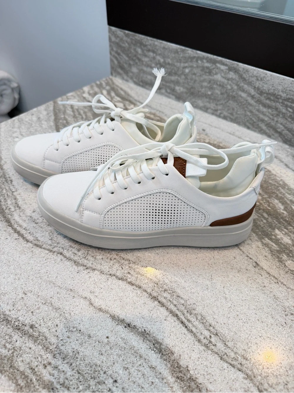 Boys White Leather Perforated Casual Sneakers size 4 Steve Madden (worn once)